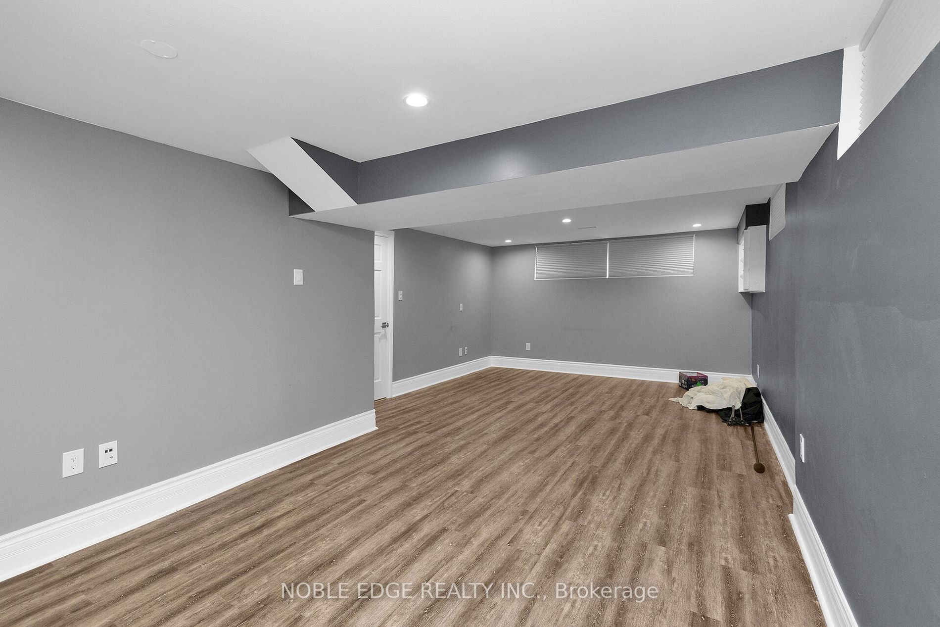 560 Woodlawn Rd E