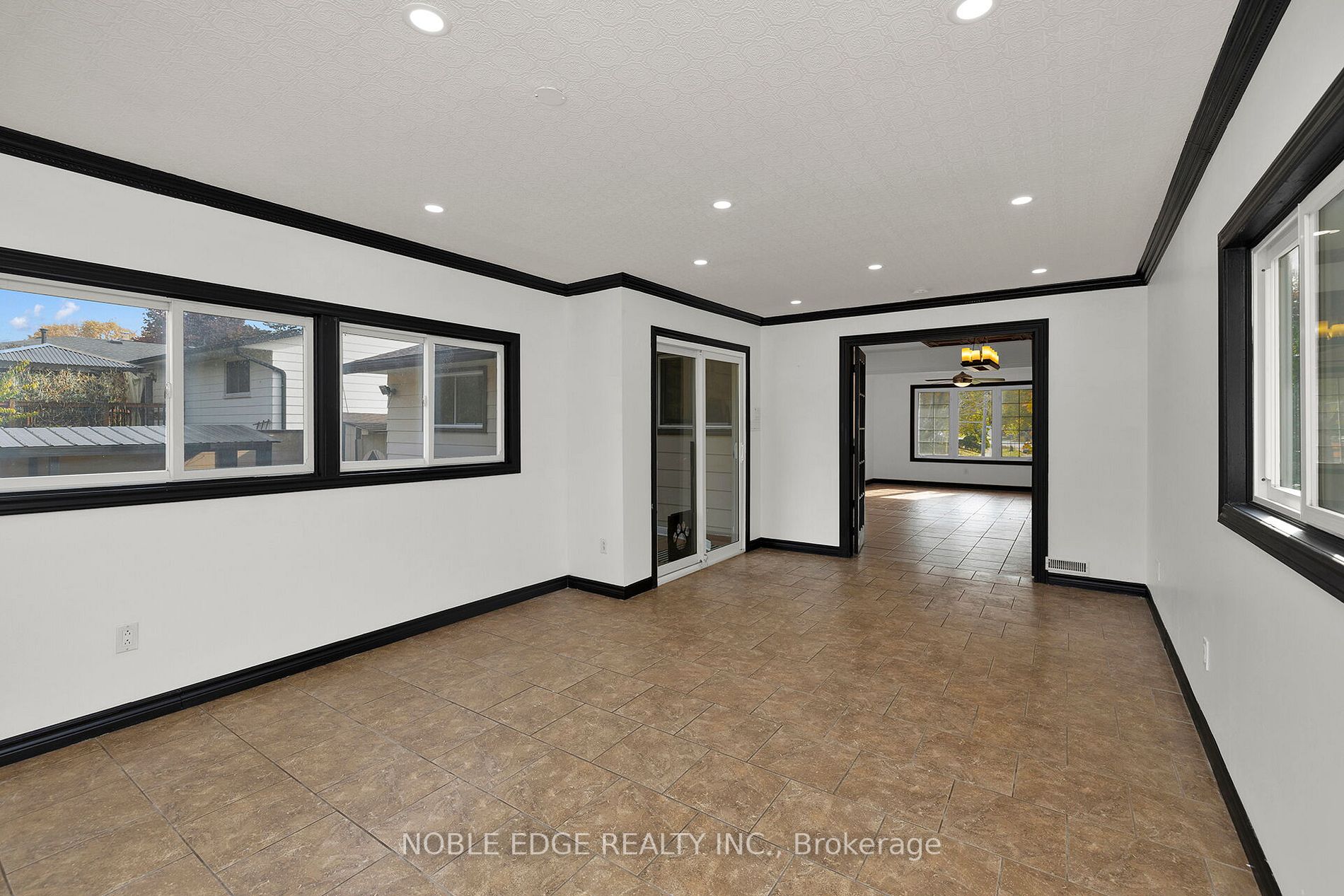 560 Woodlawn Rd E