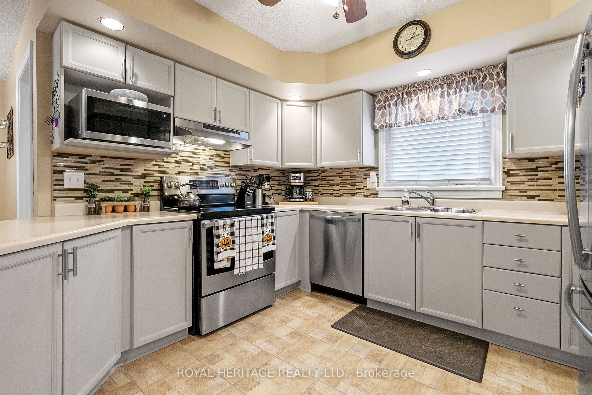 10 Hillview Dr