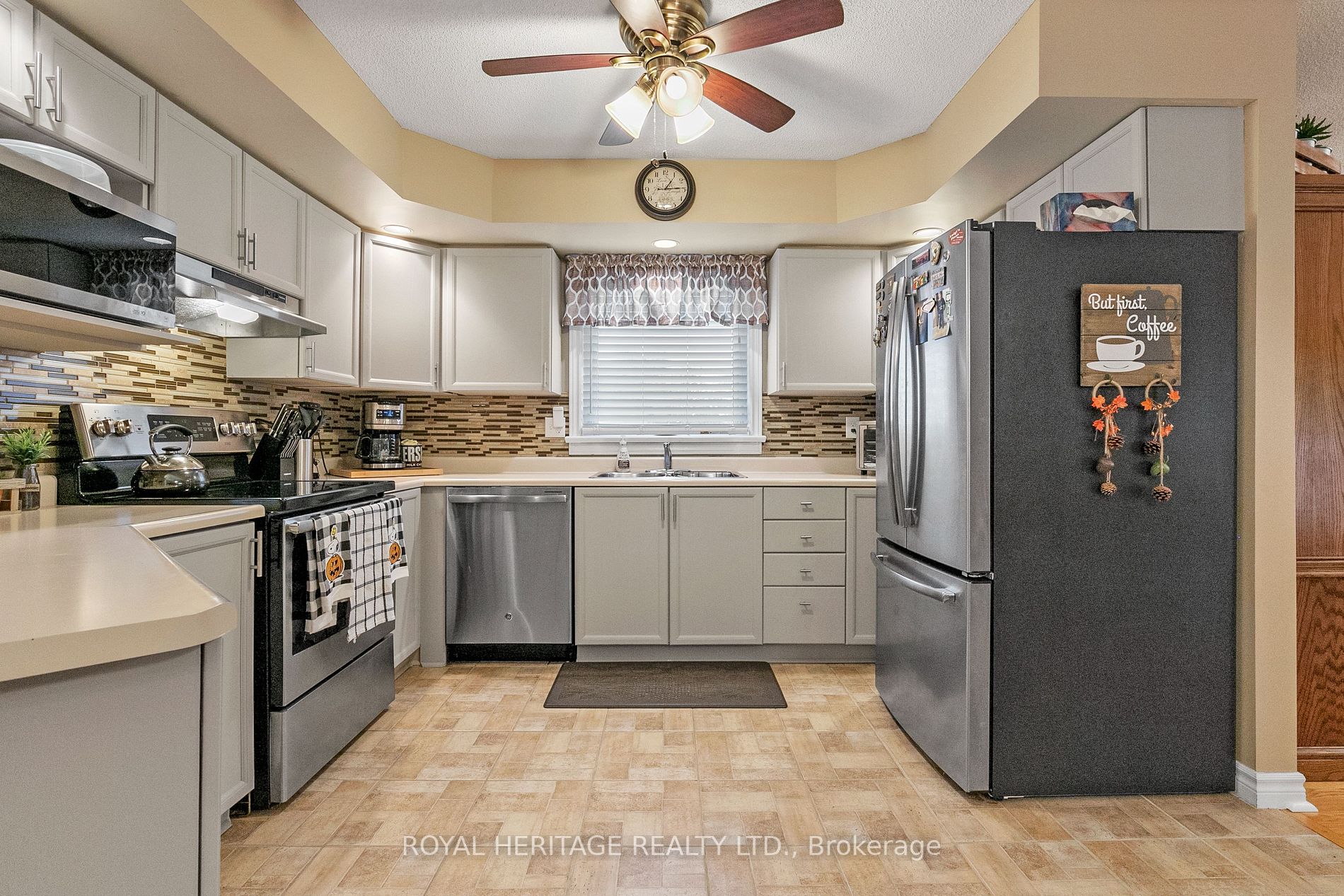 10 Hillview Dr