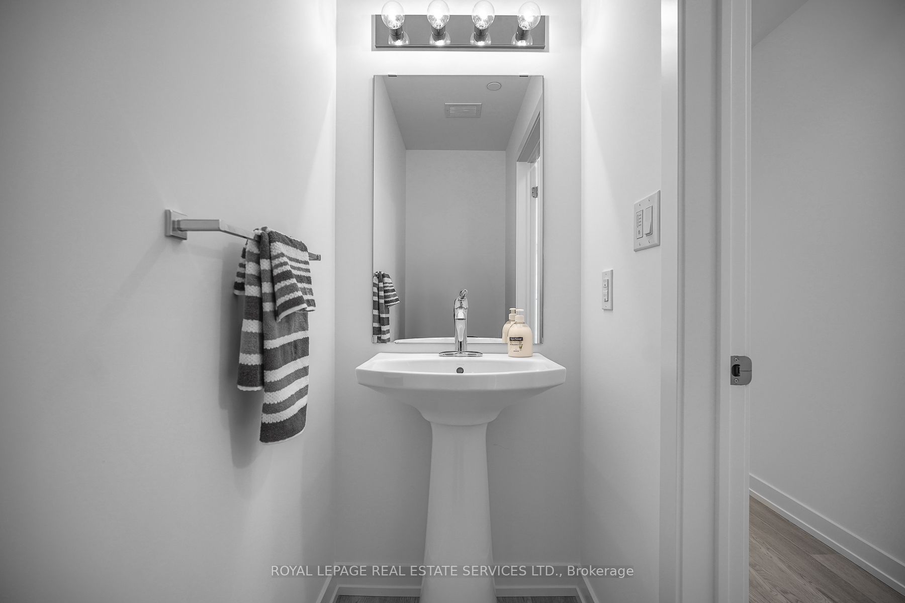 460 Dundas St E, #901