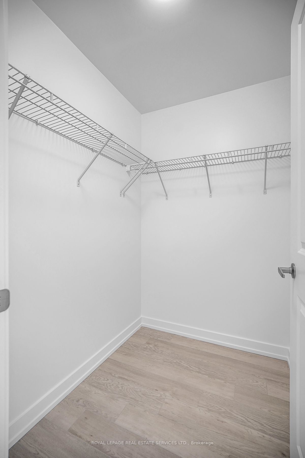 460 Dundas St E, #901