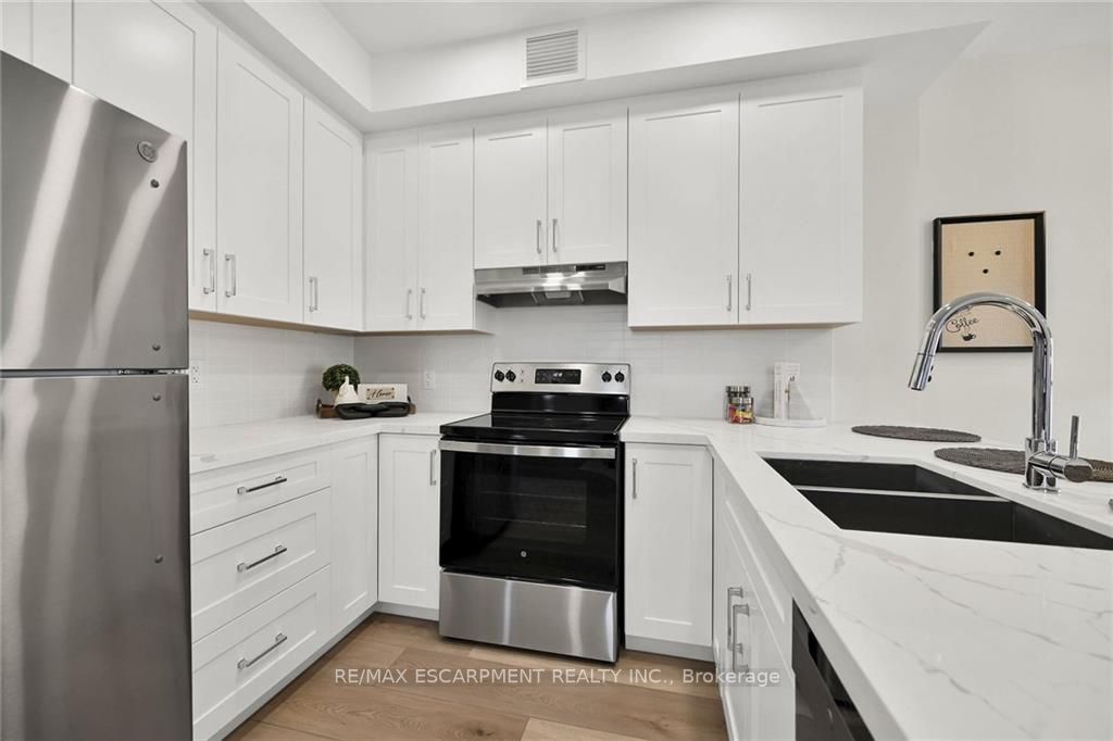 15 Talbot St W, #202