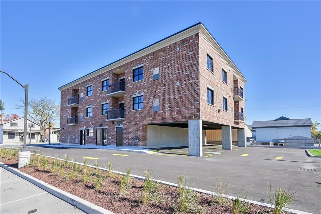 15 Talbot St W, #202
