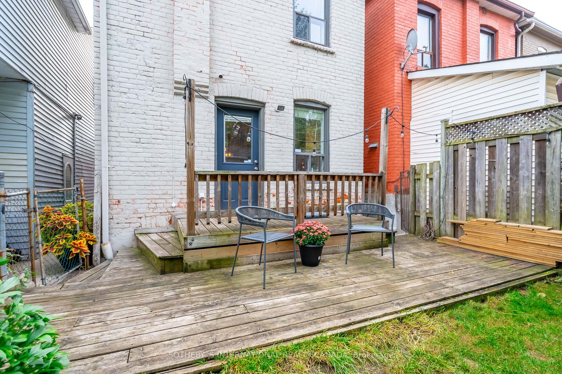 195 Caroline St N