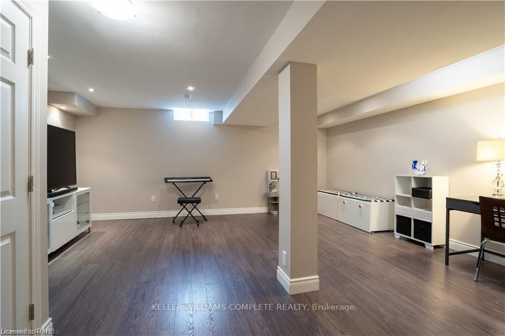 15 Marina Point Cres