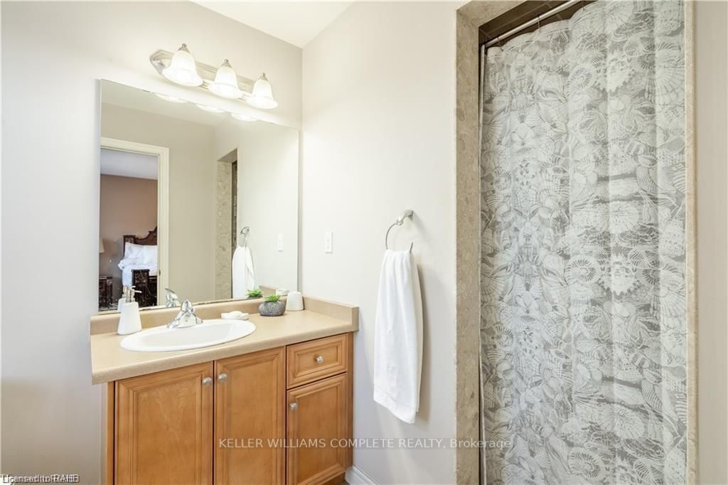 15 Marina Point Cres