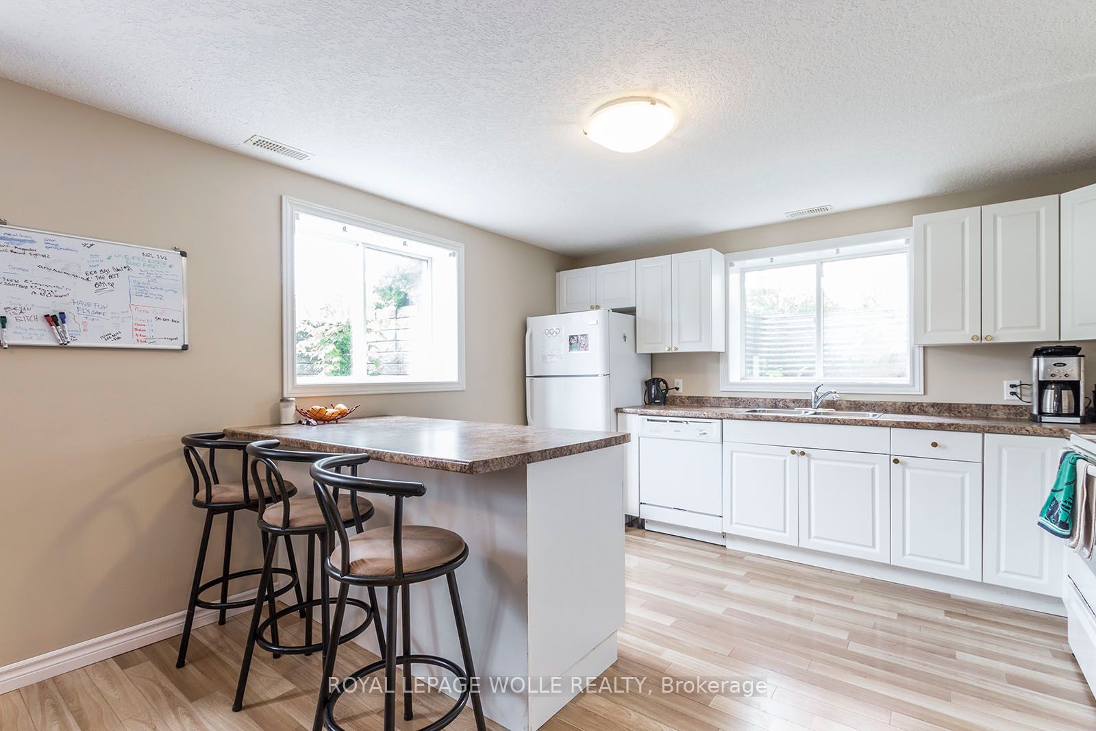 195 Erb St W