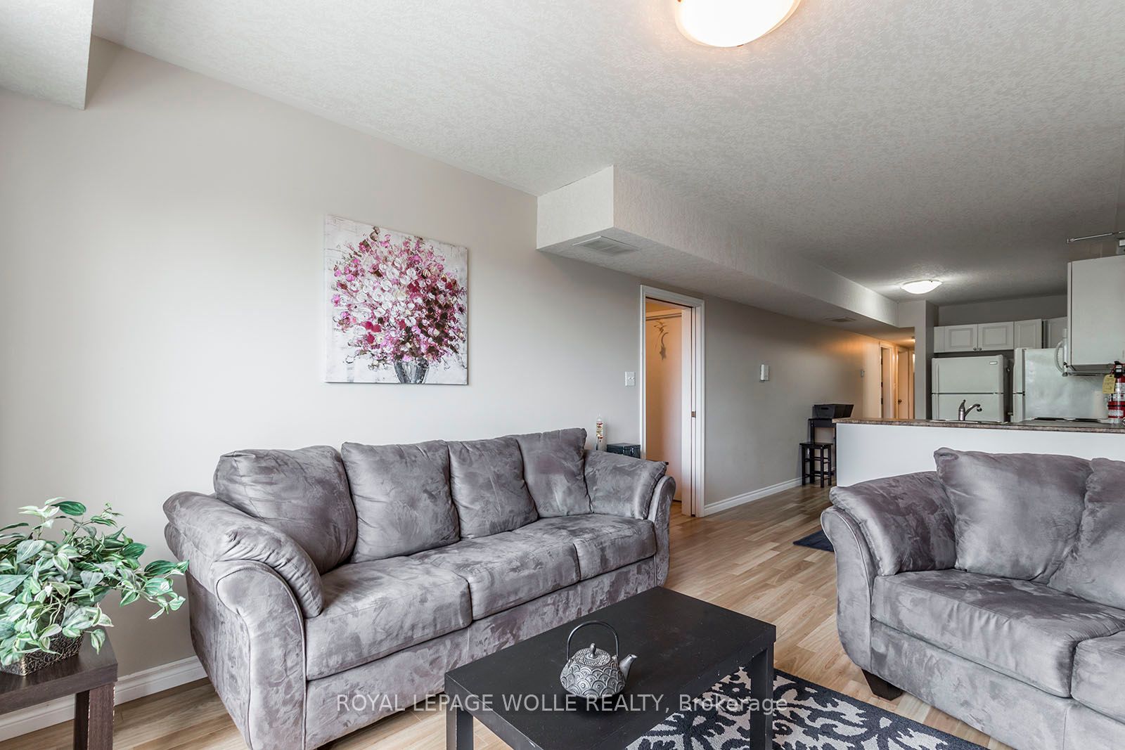 195 Erb St W