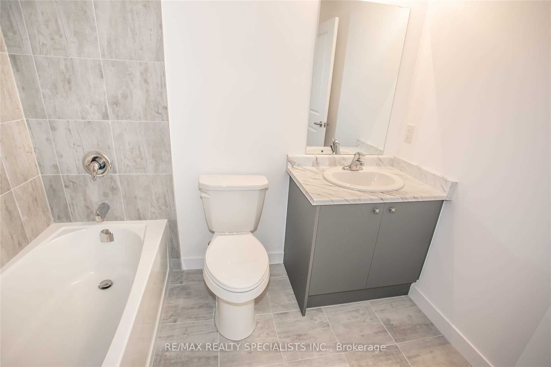 450 Dundas St E, #913