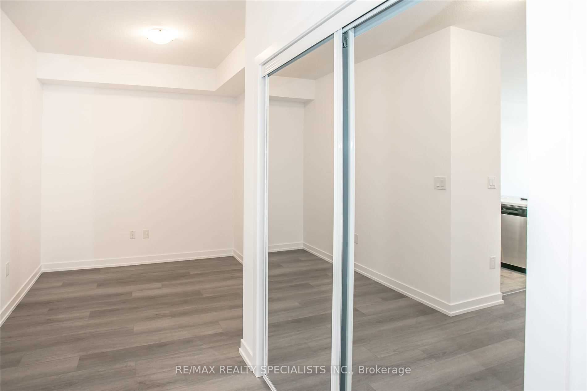 450 Dundas St E, #913