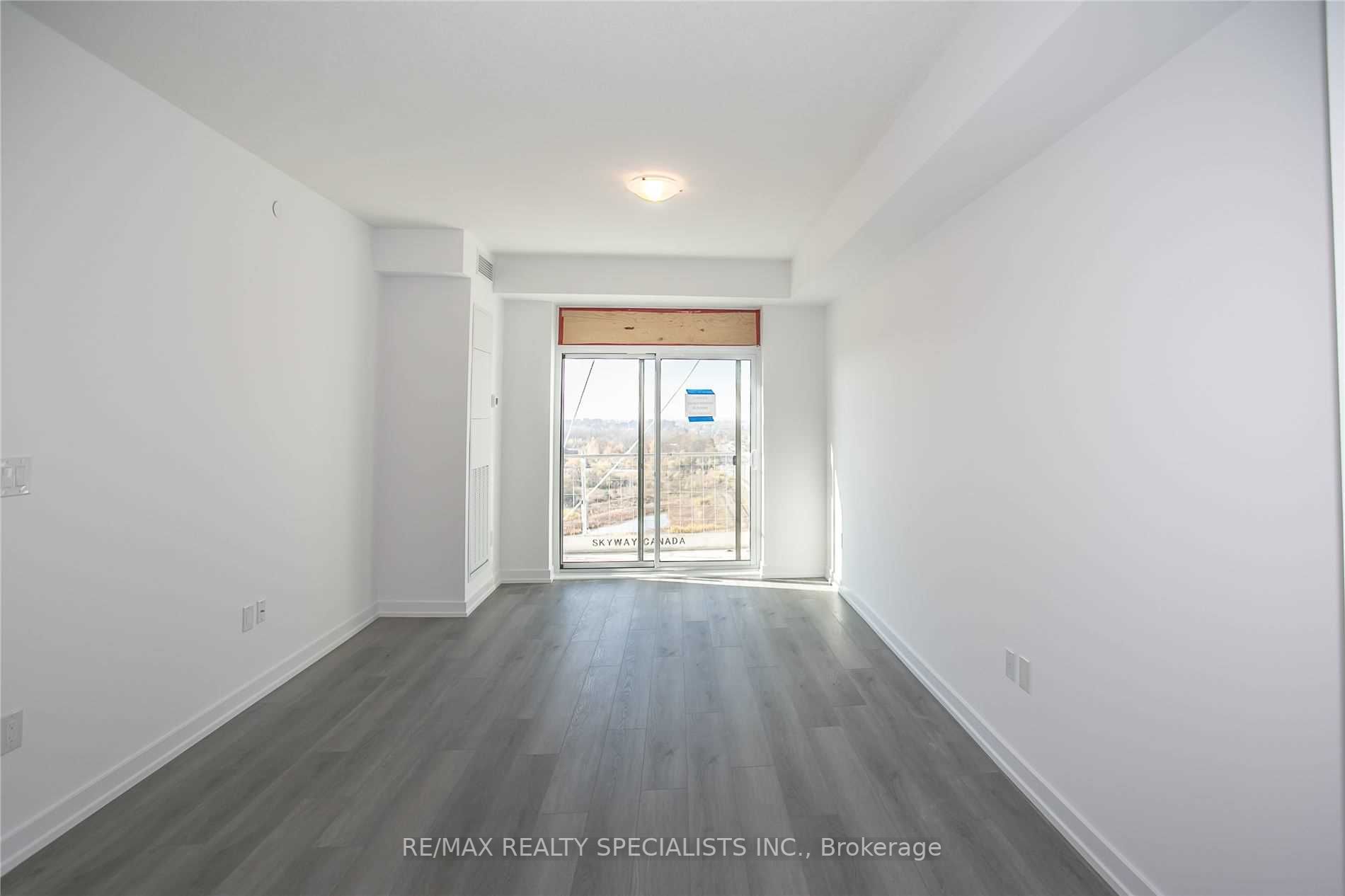 450 Dundas St E, #913