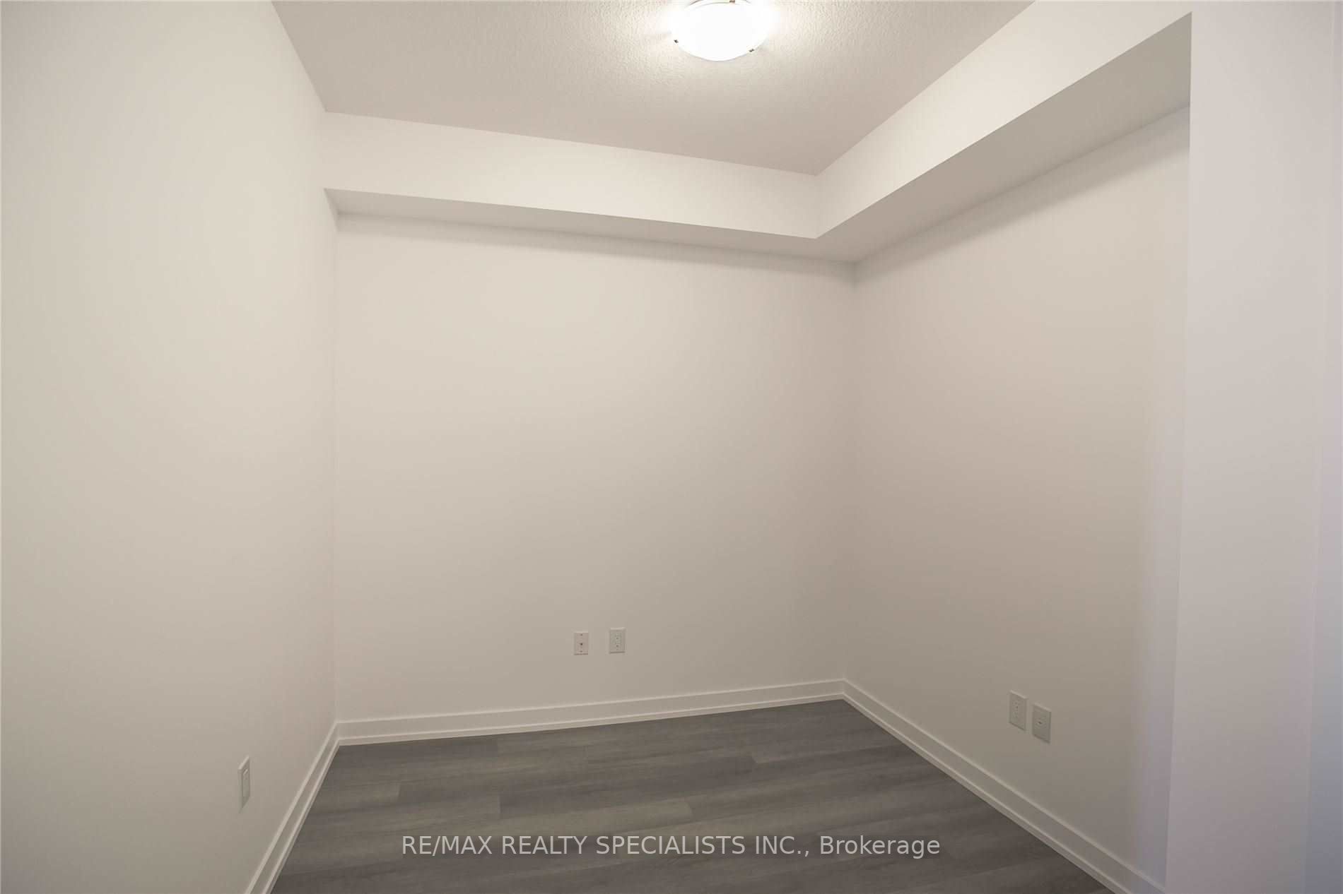 450 Dundas St E, #913