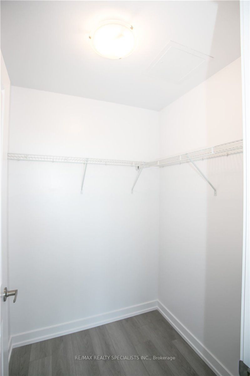 450 Dundas St E, #913