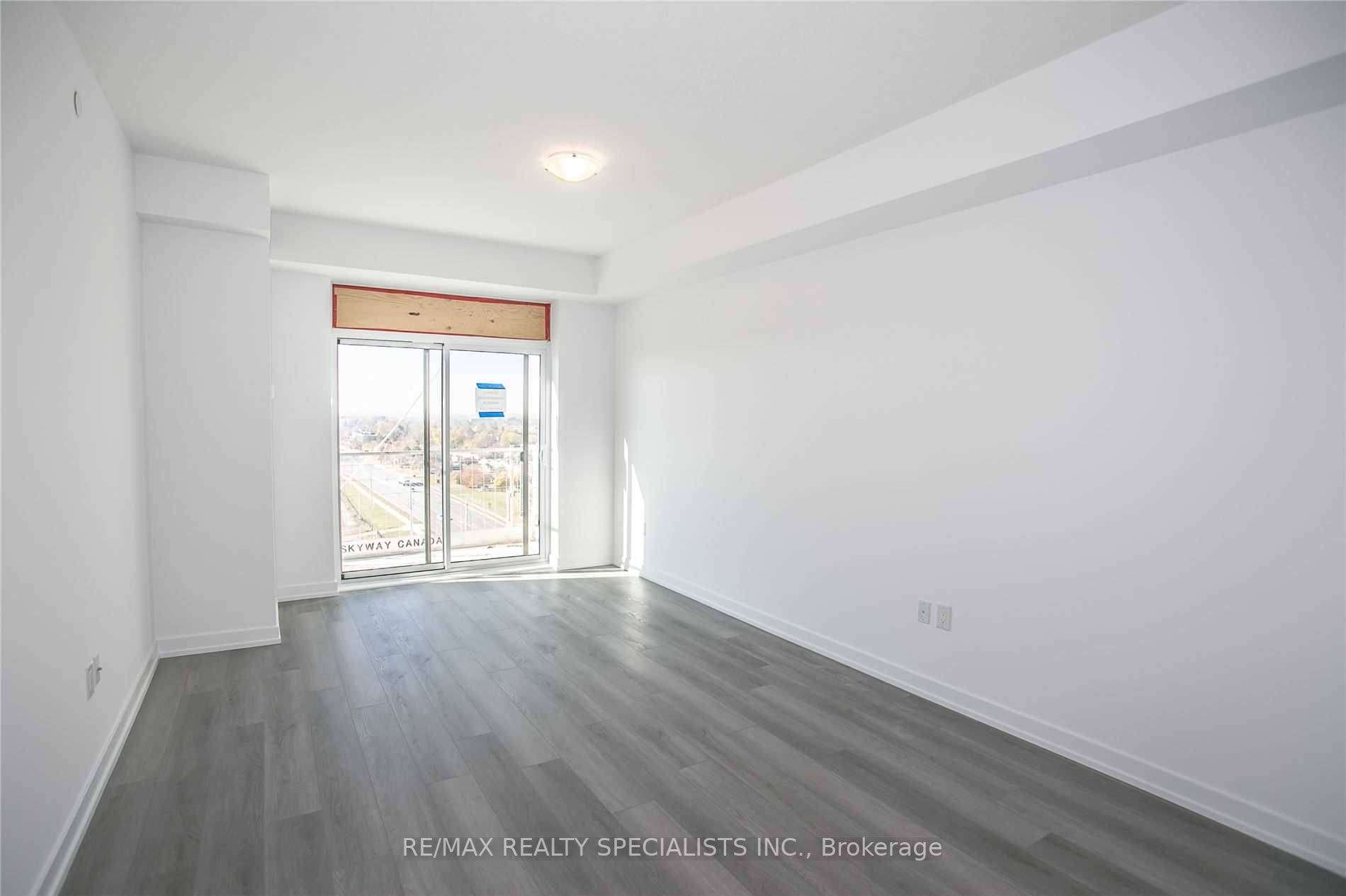 450 Dundas St E, #913