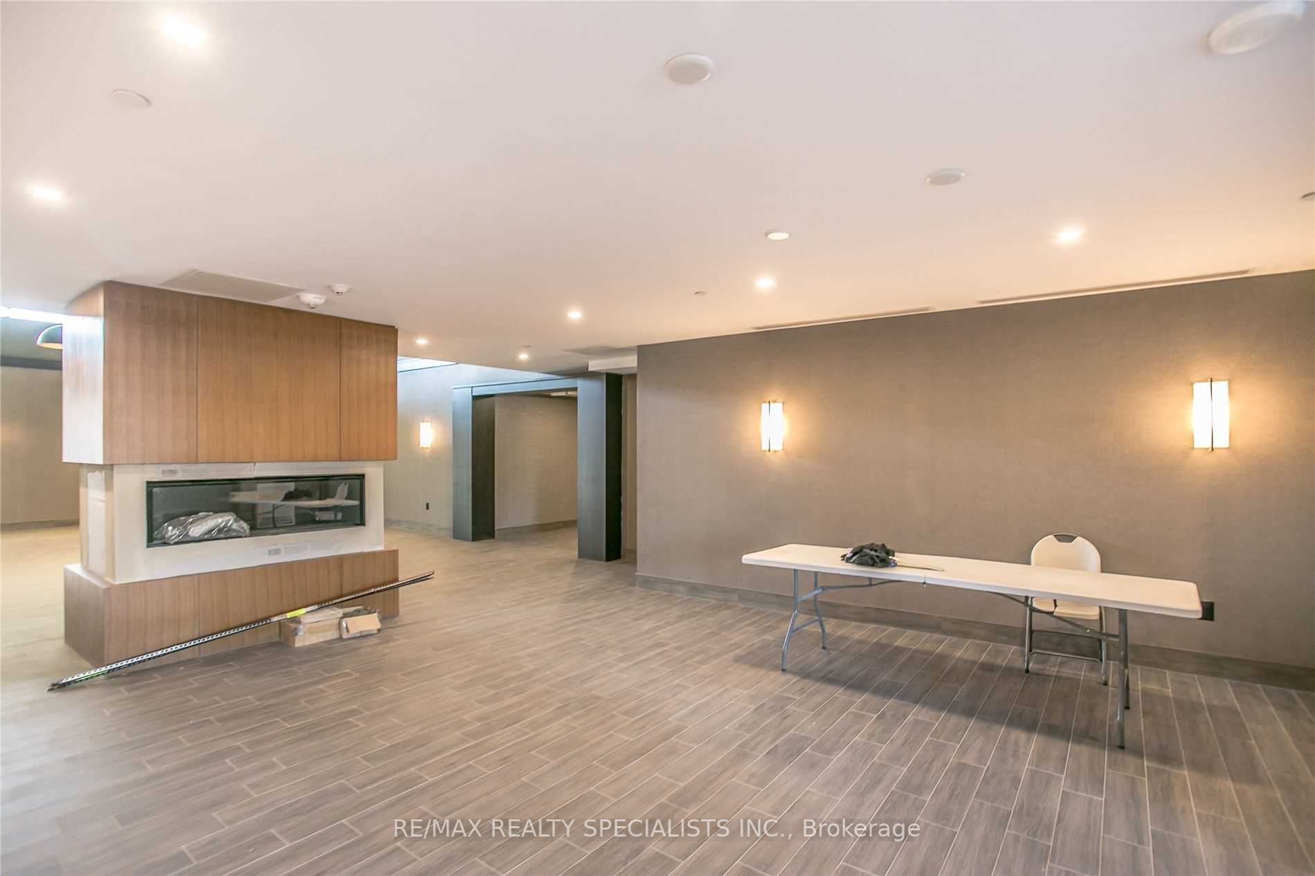 450 Dundas St E, #913