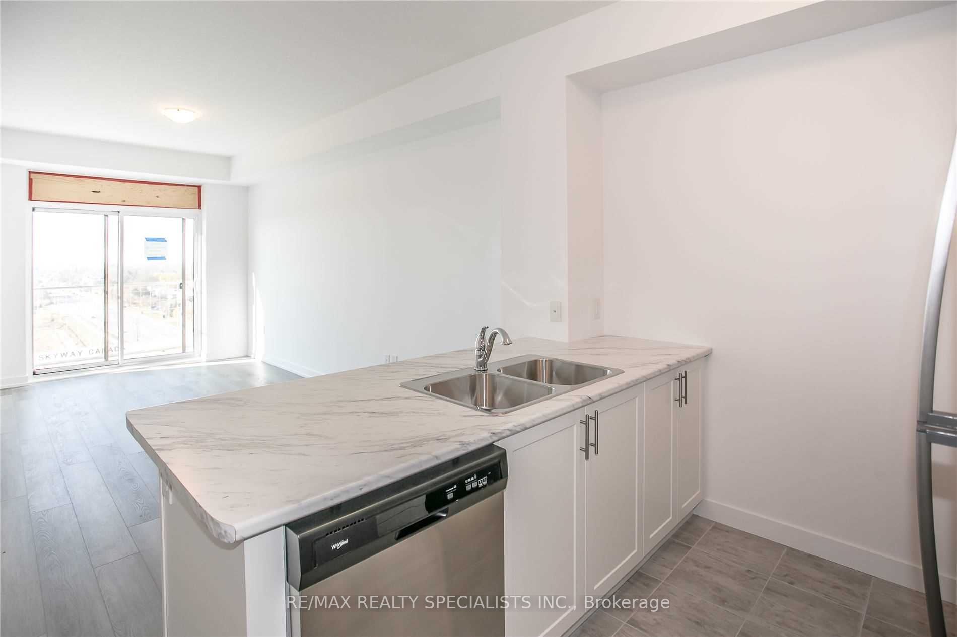 450 Dundas St E, #913