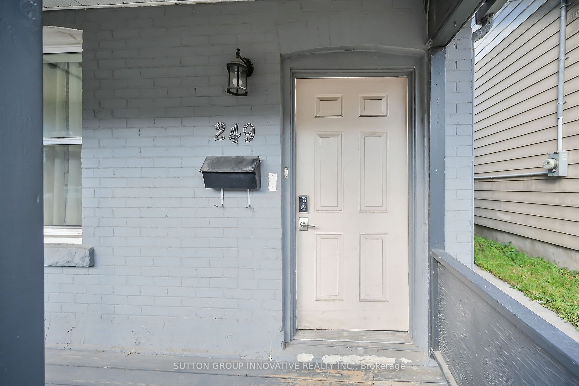 249 Wellington Street N