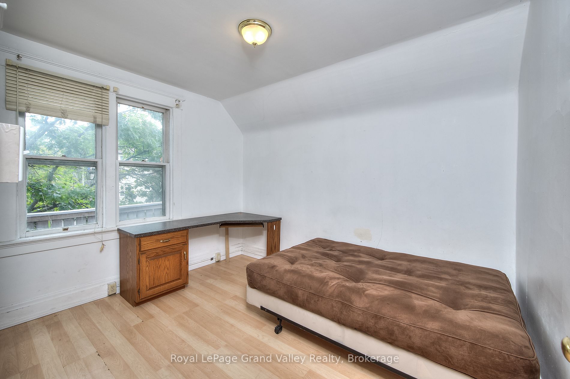 114 Erb St W