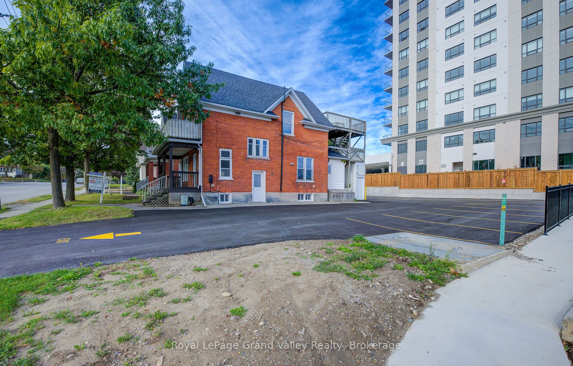 114 Erb St W