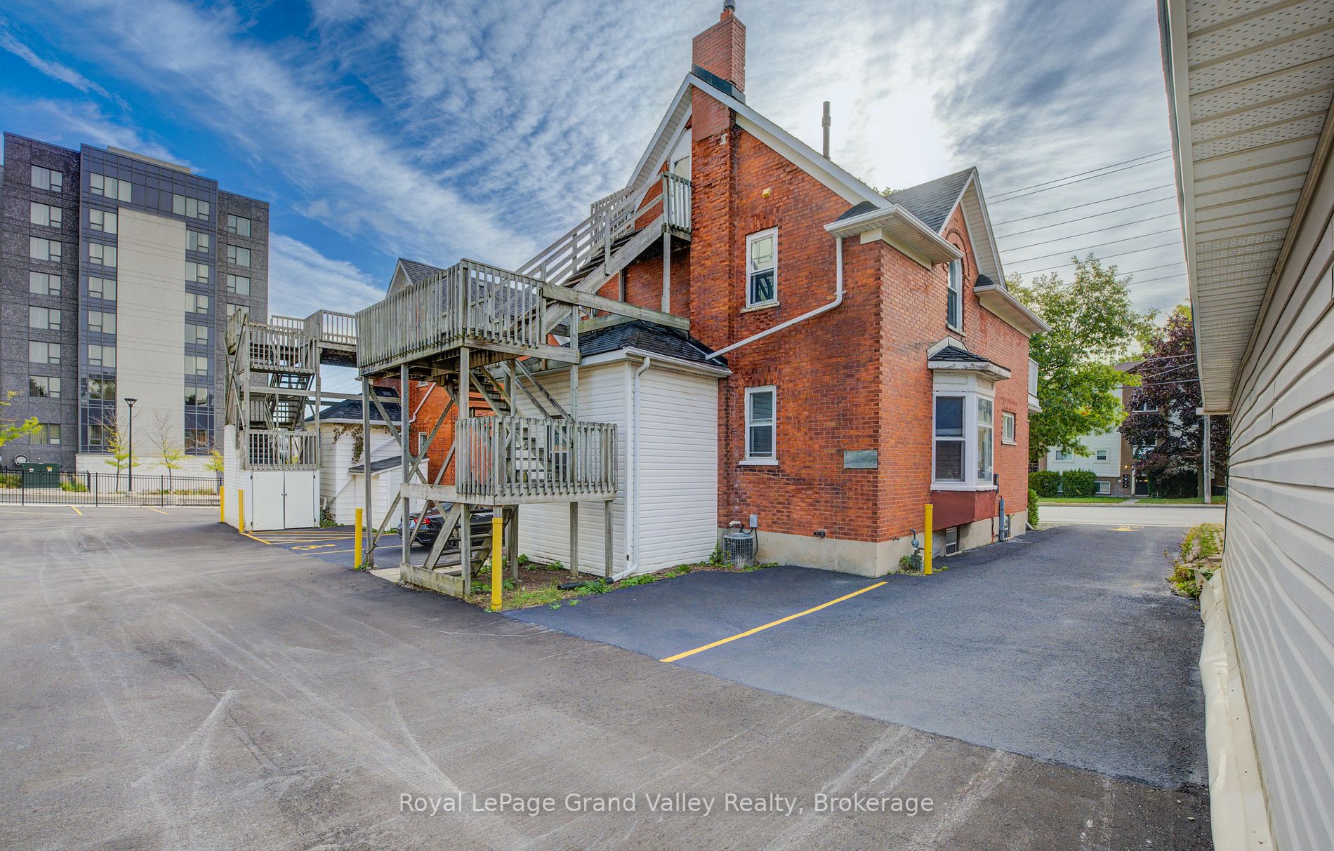 114 Erb St W