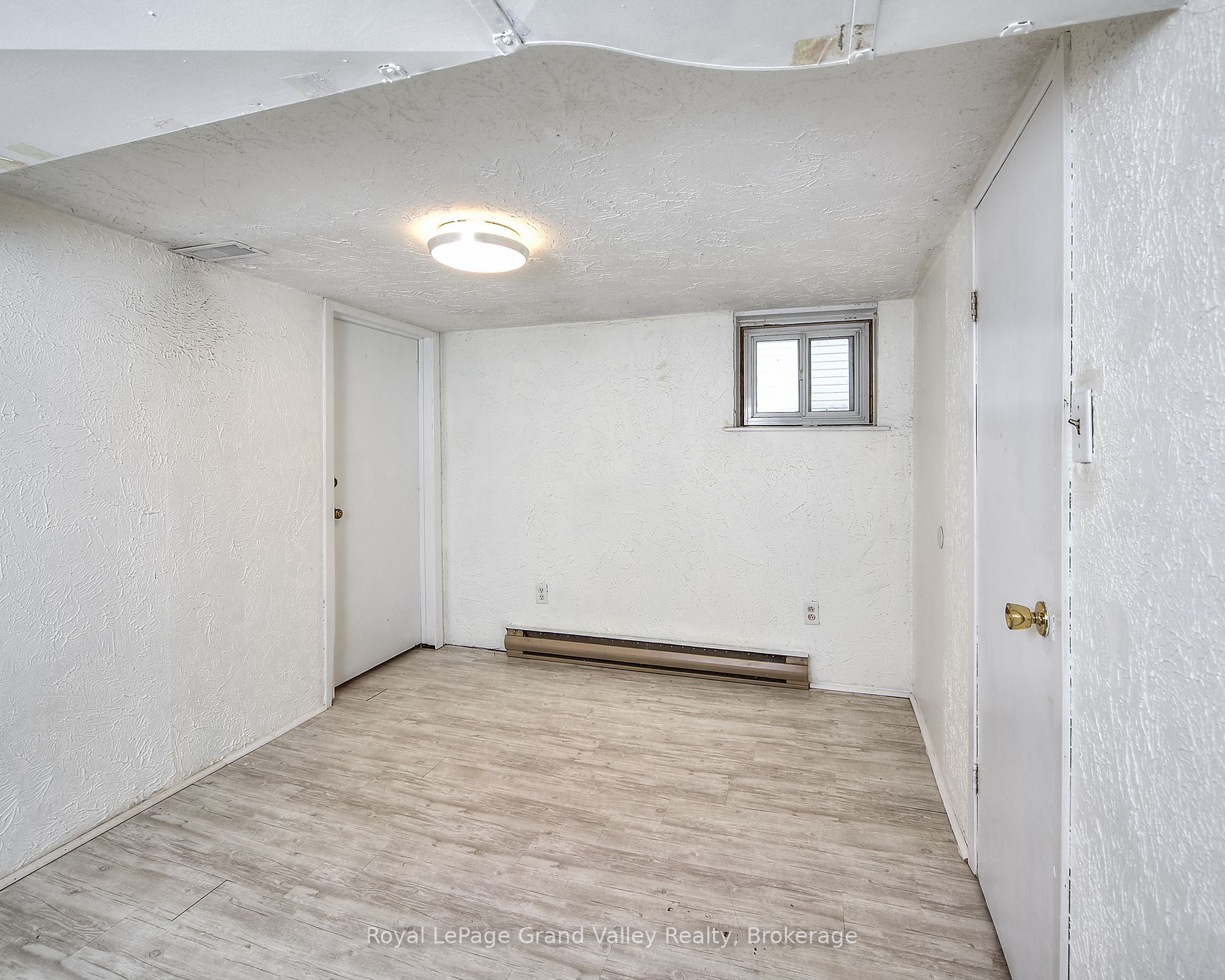 114 Erb St W
