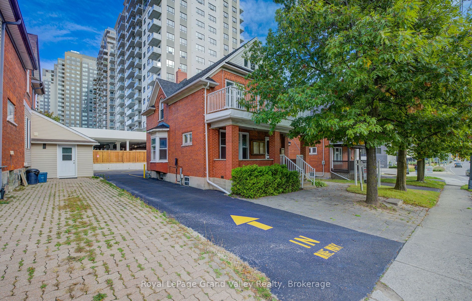 114 Erb St W