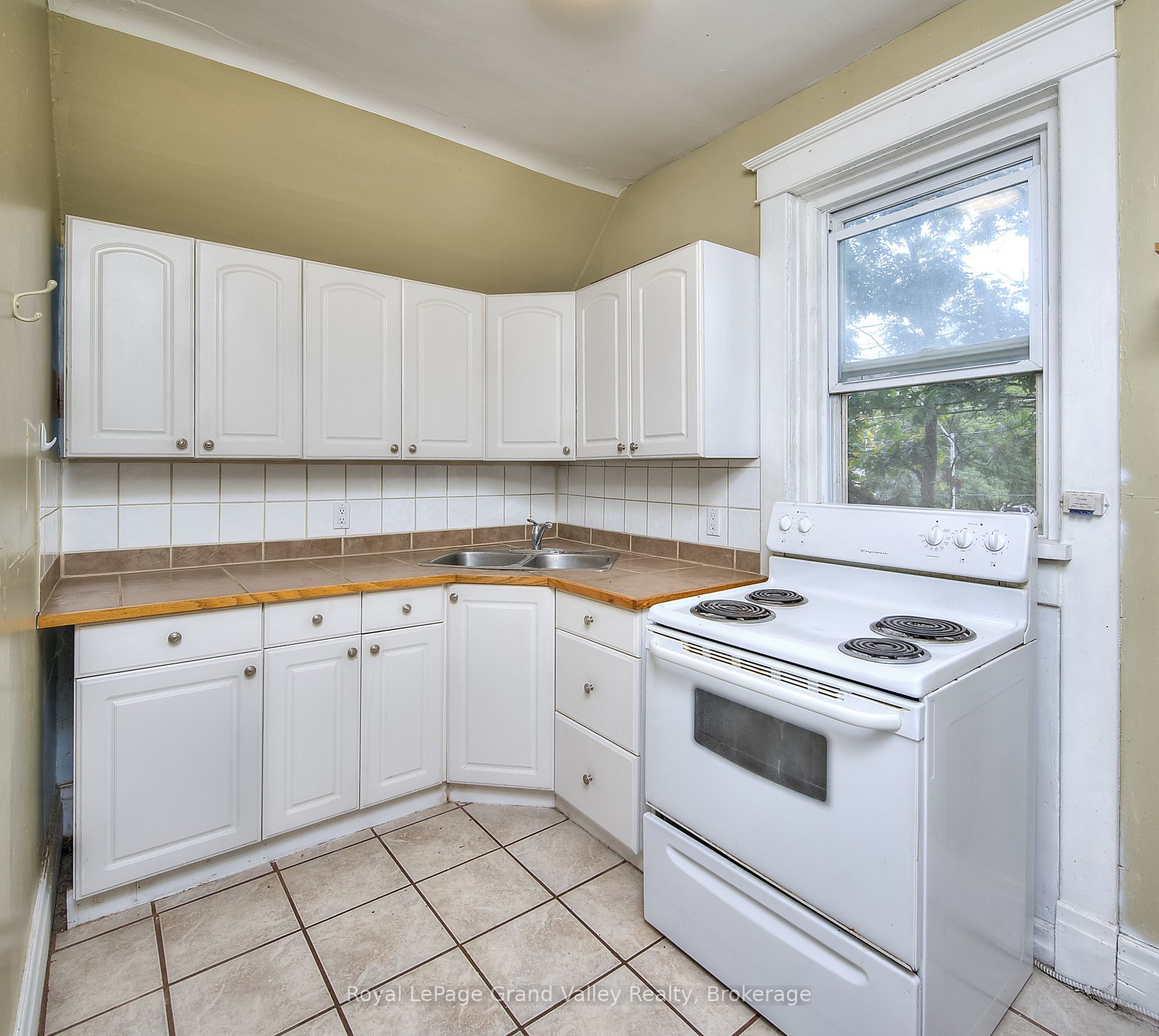114 Erb St W