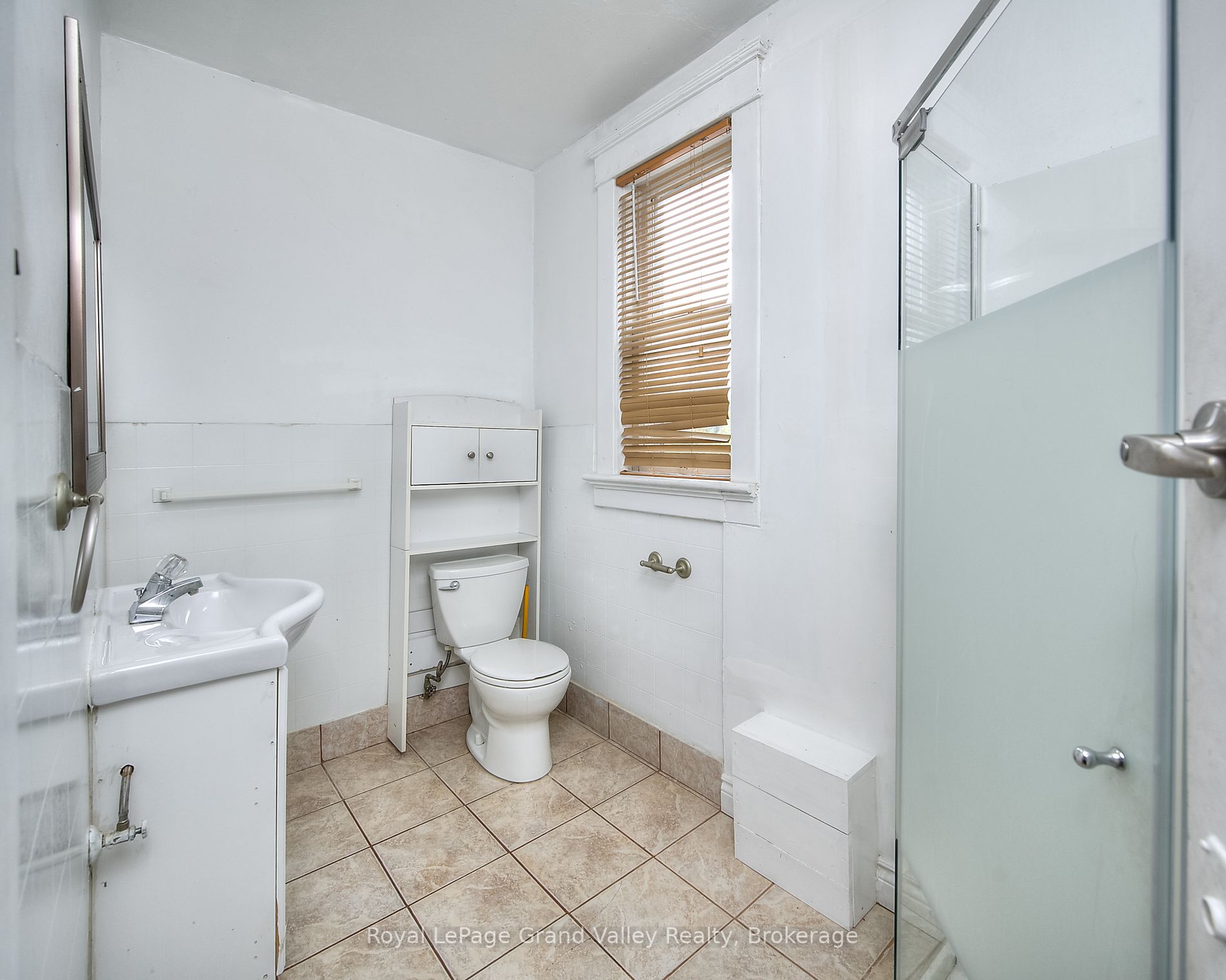 114 Erb St W