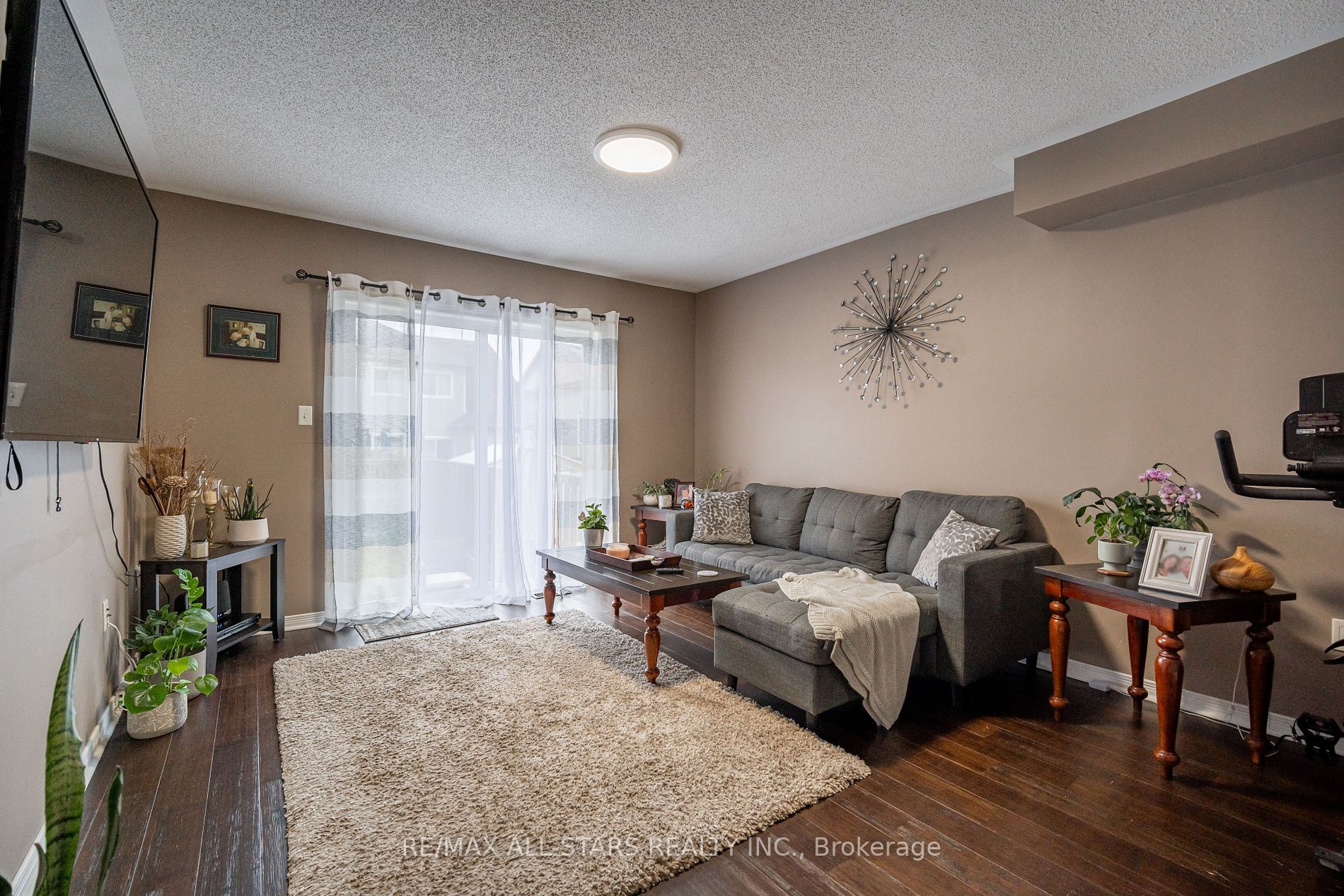 655 Tully Cres