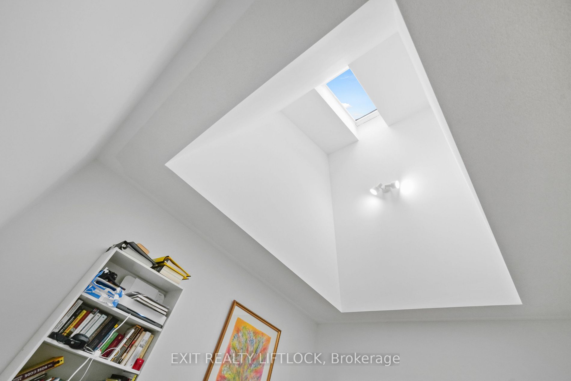 695 Whitaker St, #9