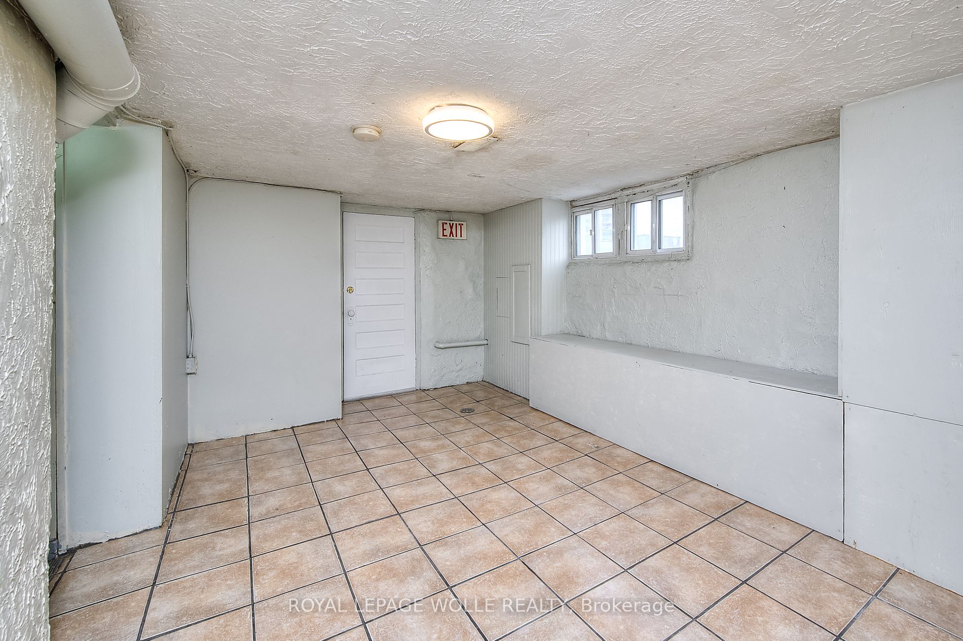 116 Erb St W