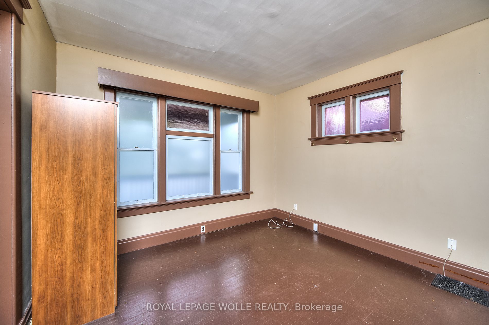 116 Erb St W