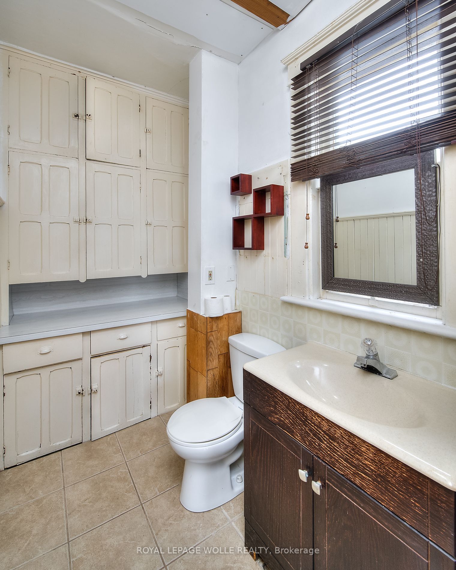 116 Erb St W