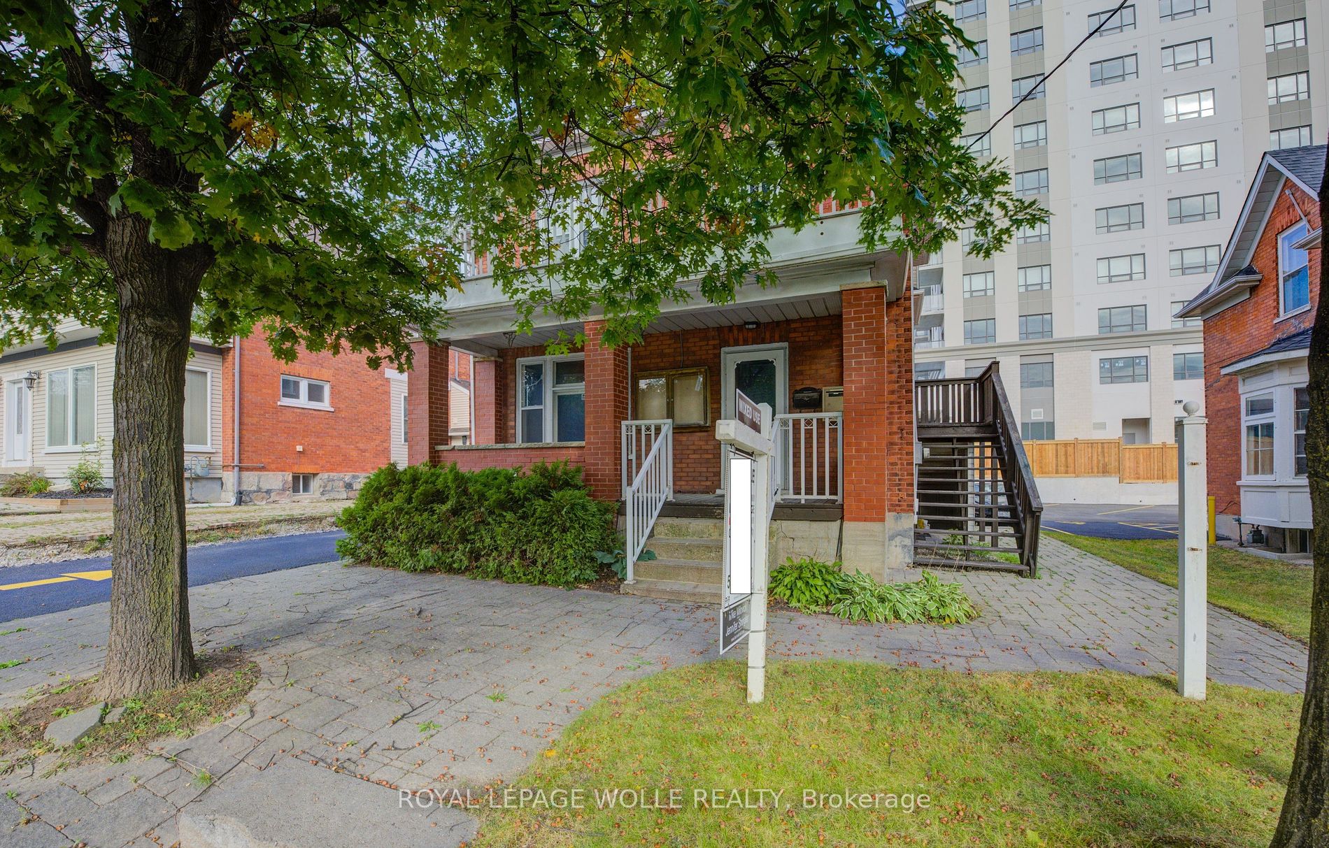 116 Erb St W