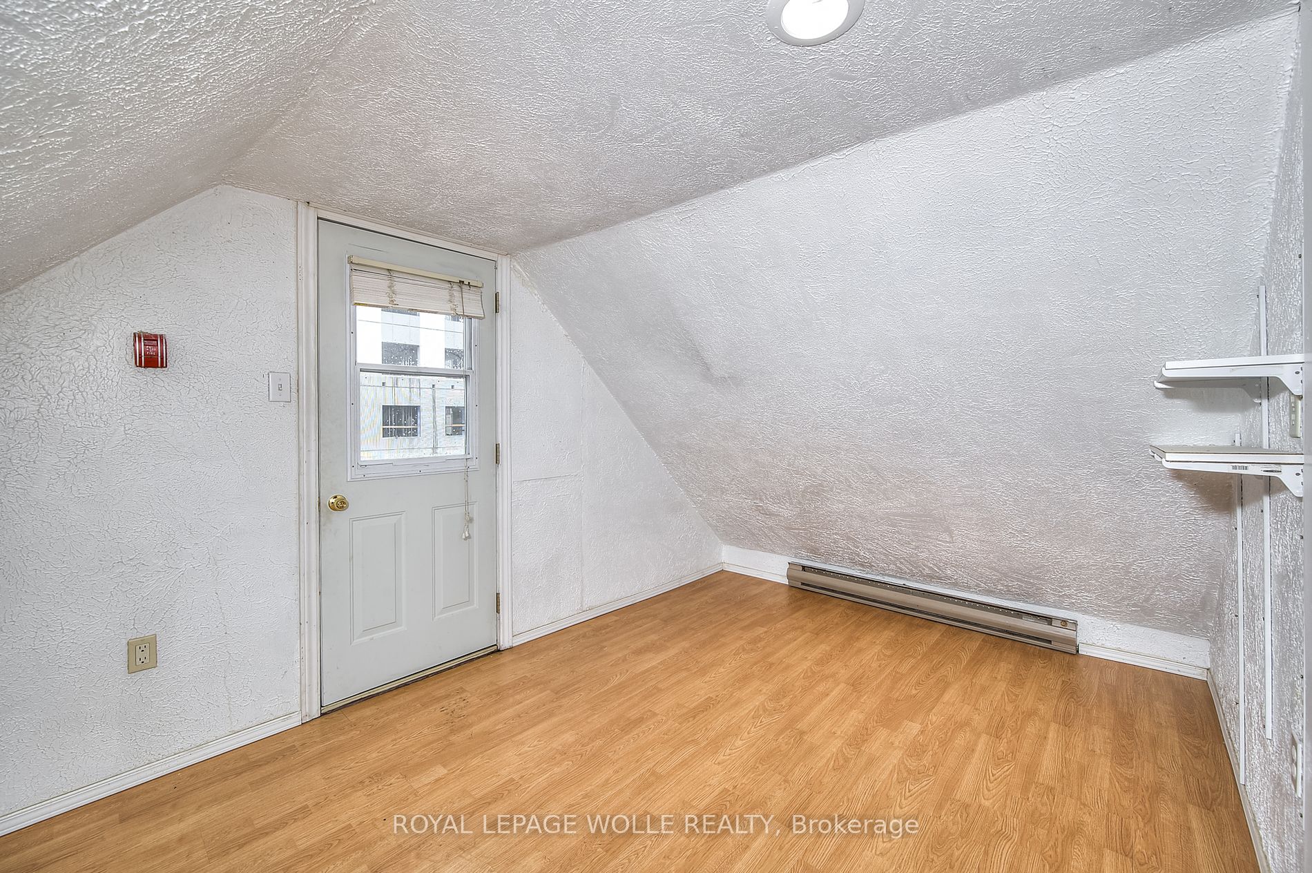 116 Erb St W