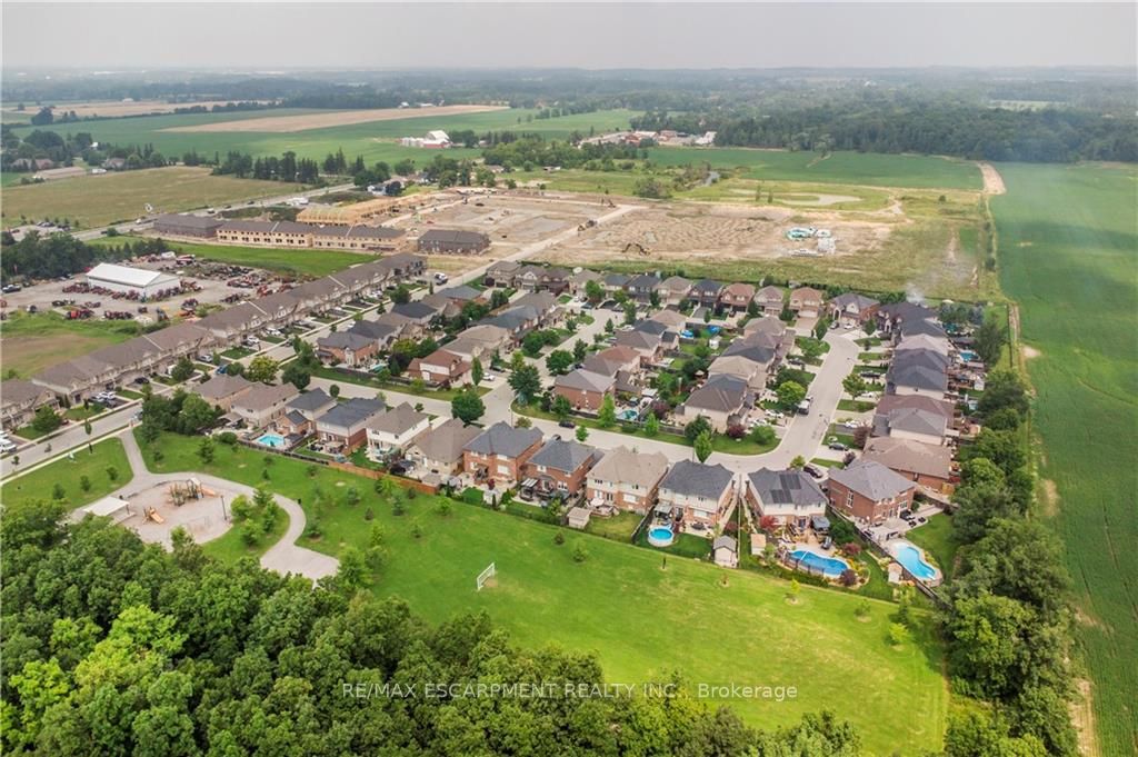 20 Degrow Cres
