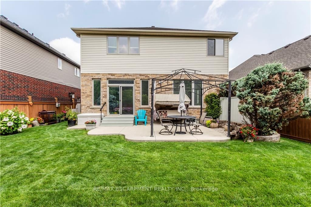 20 Degrow Cres