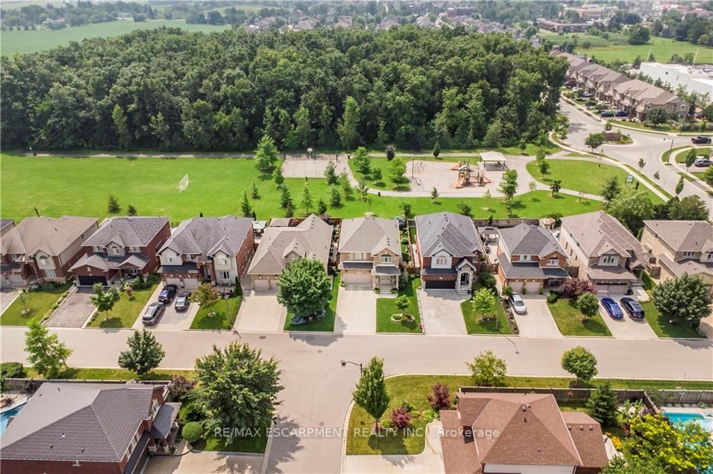20 Degrow Cres