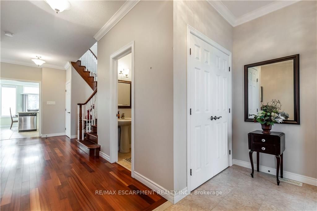 20 Degrow Cres