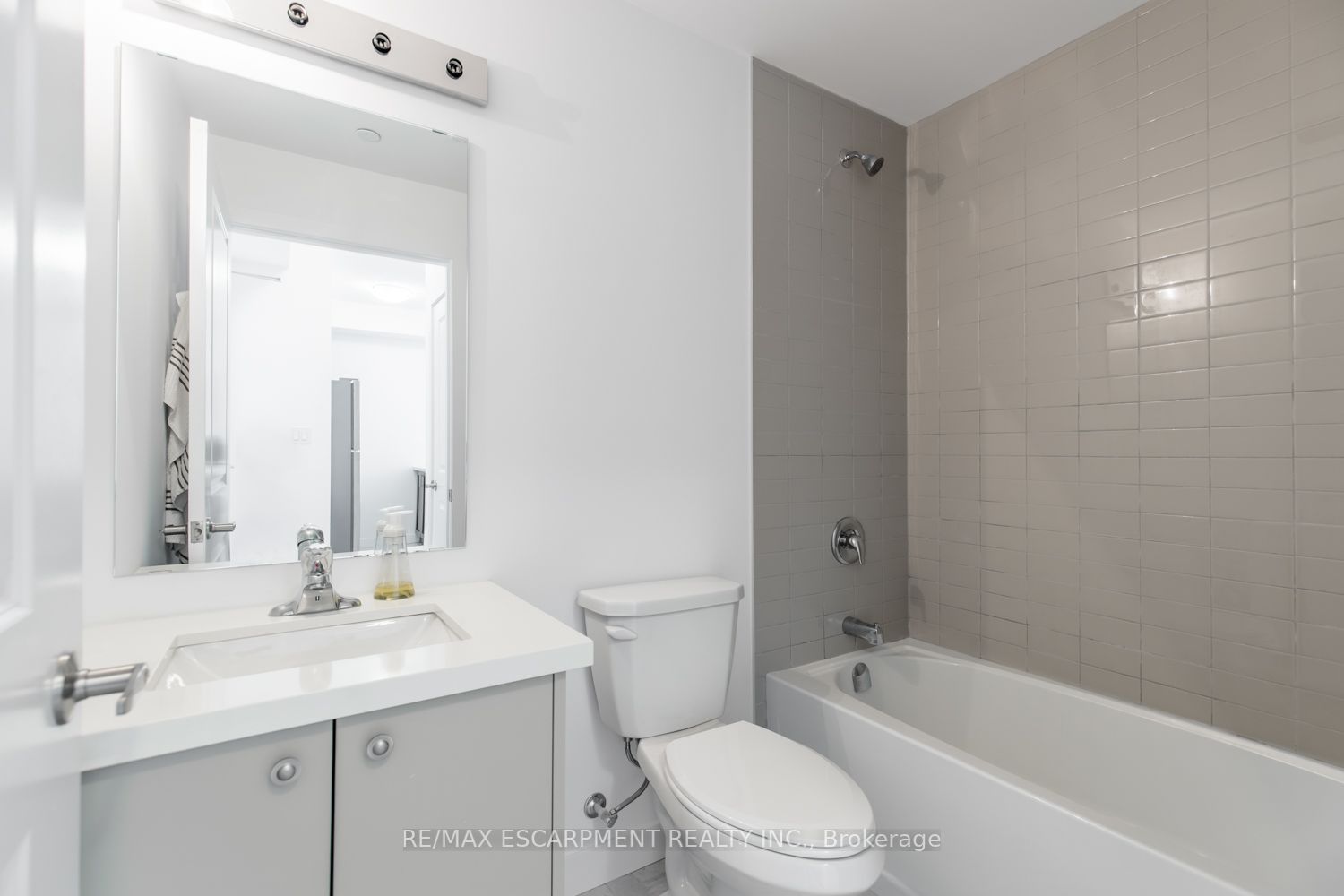 450 Dundas St E, #213