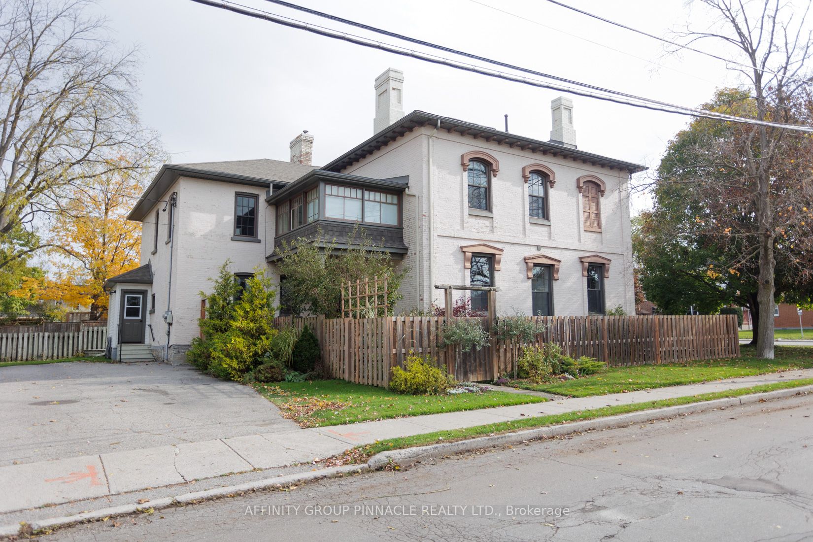 12 Russell St E