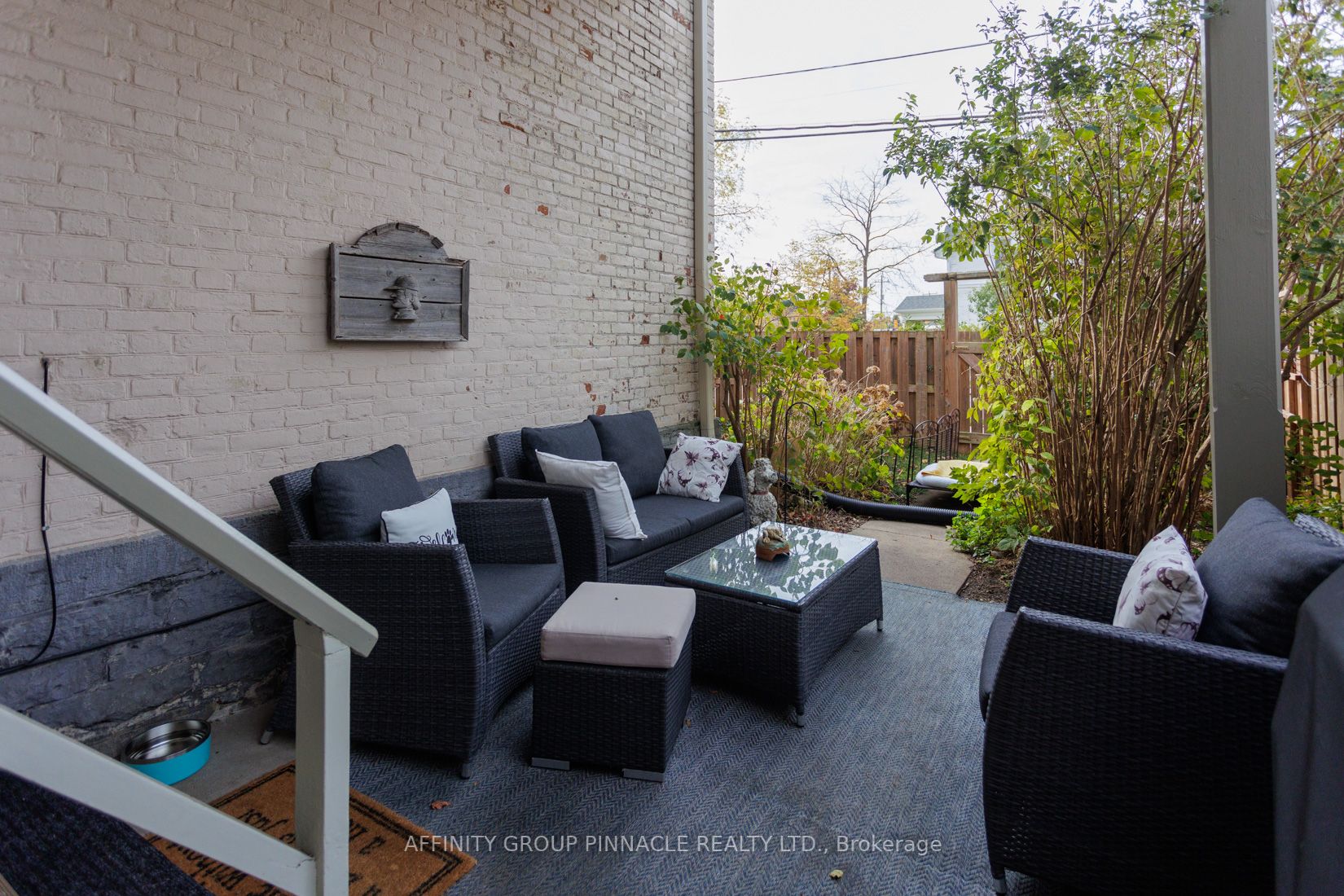 12 Russell St E