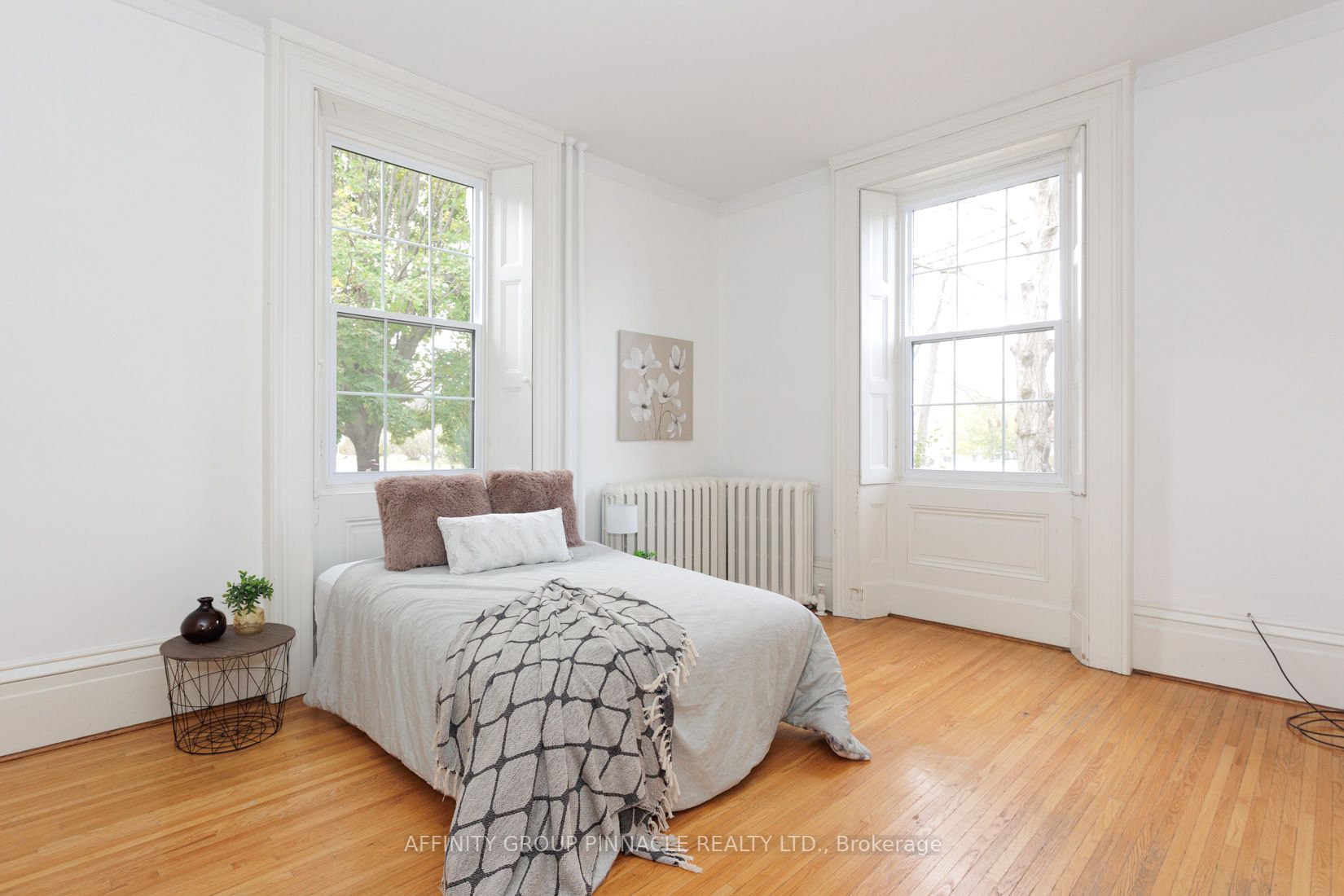12 Russell St E