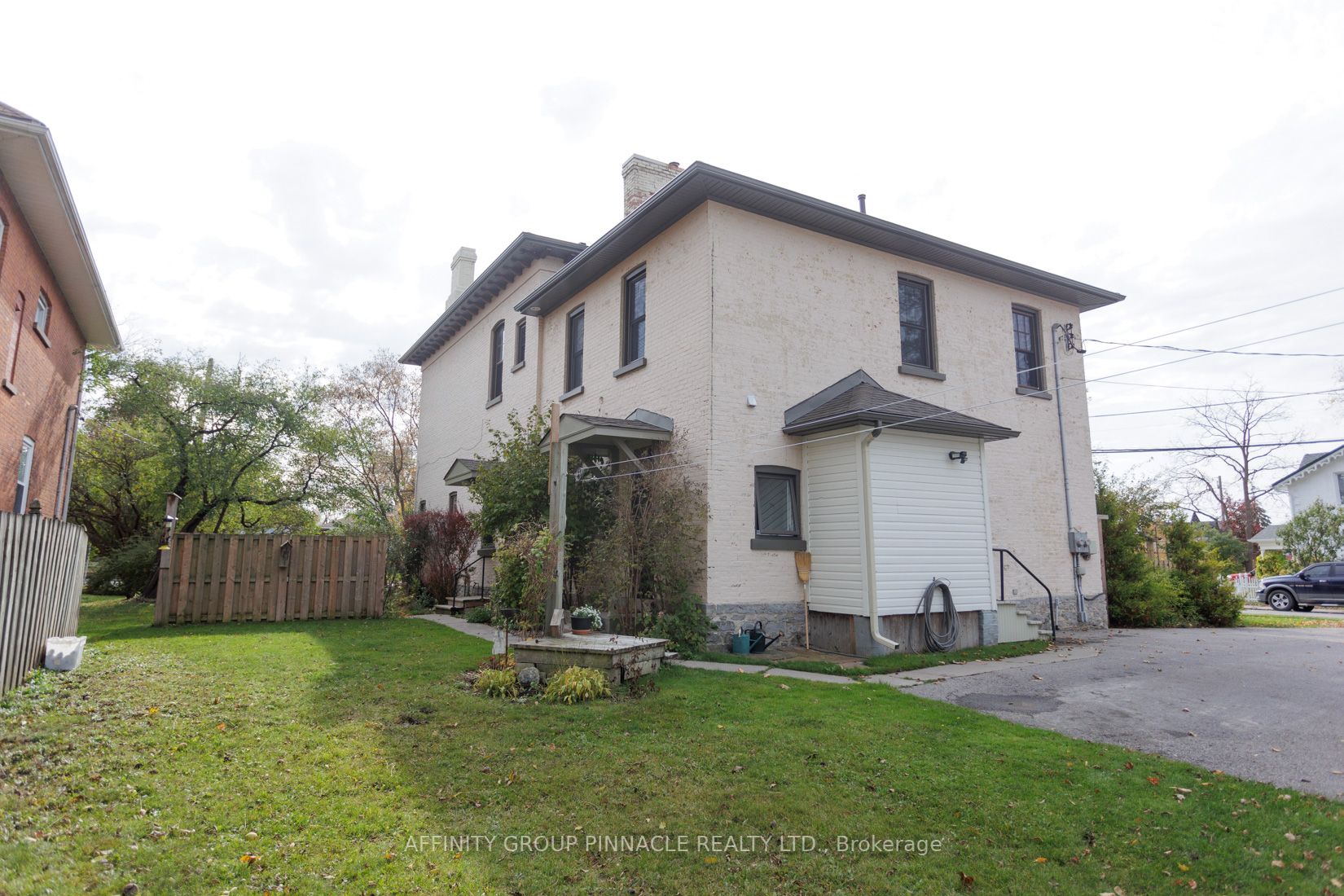 12 Russell St E