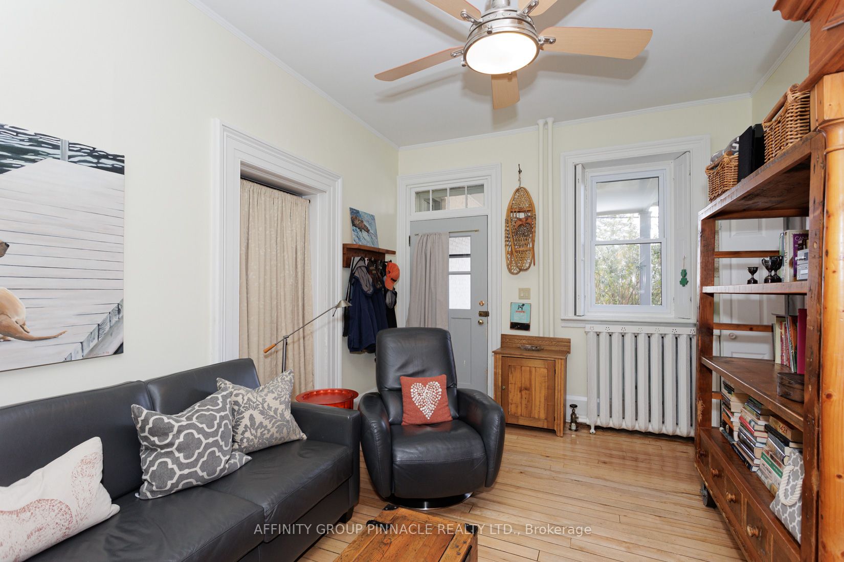 12 Russell St E