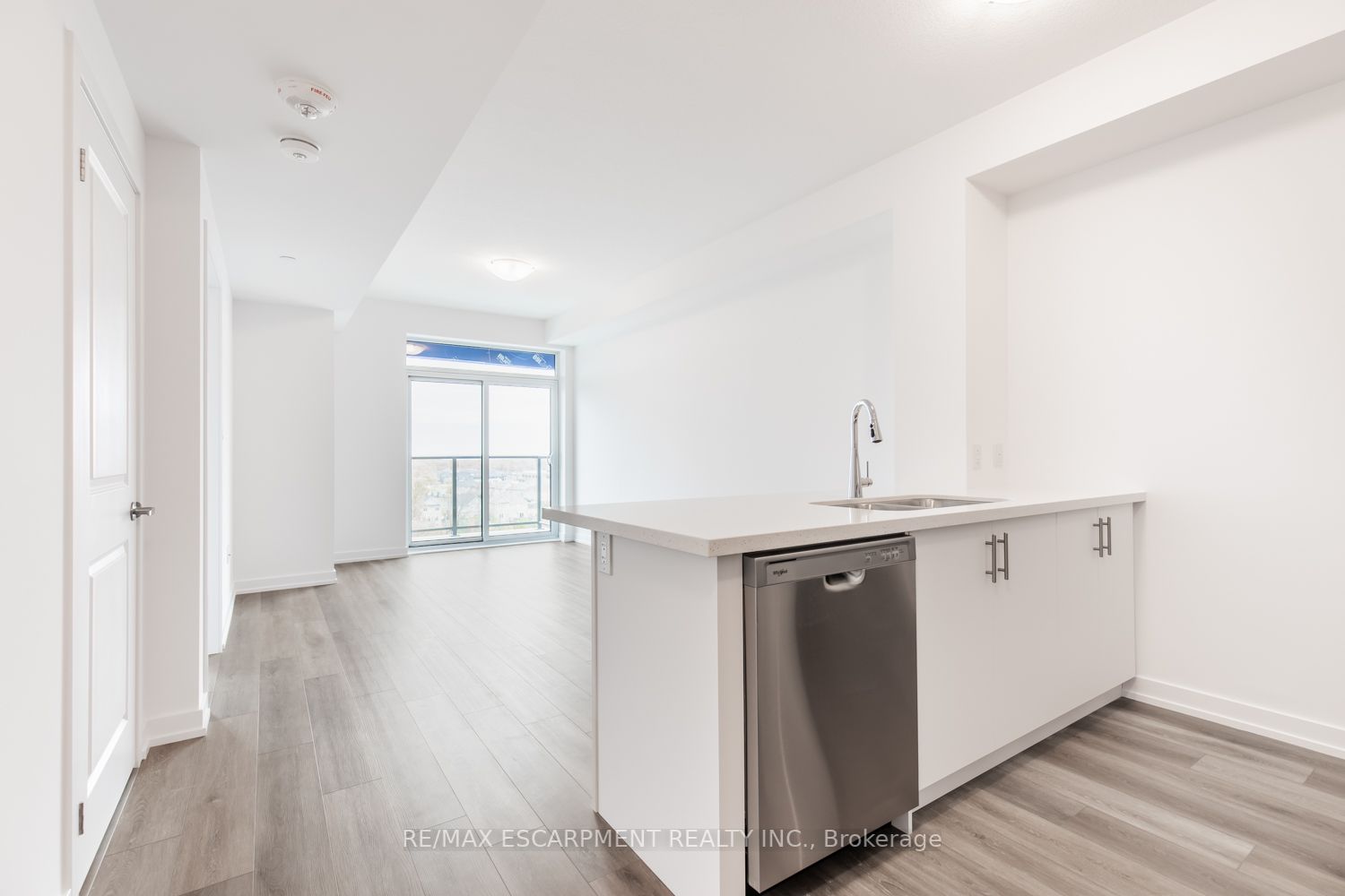 460 Dundas St, #811