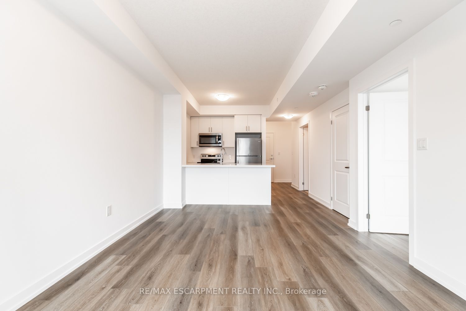460 Dundas St, #811