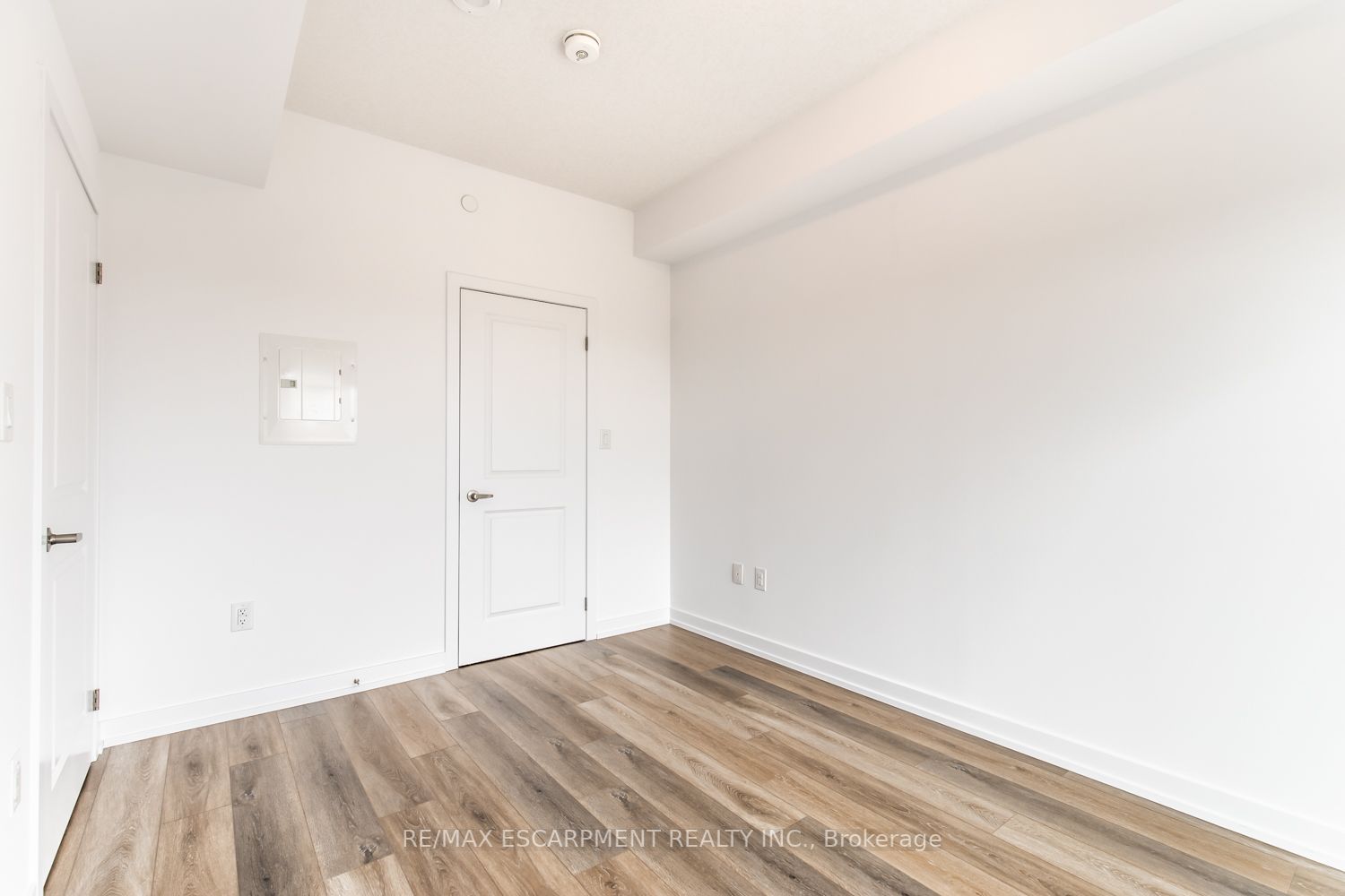 460 Dundas St, #811