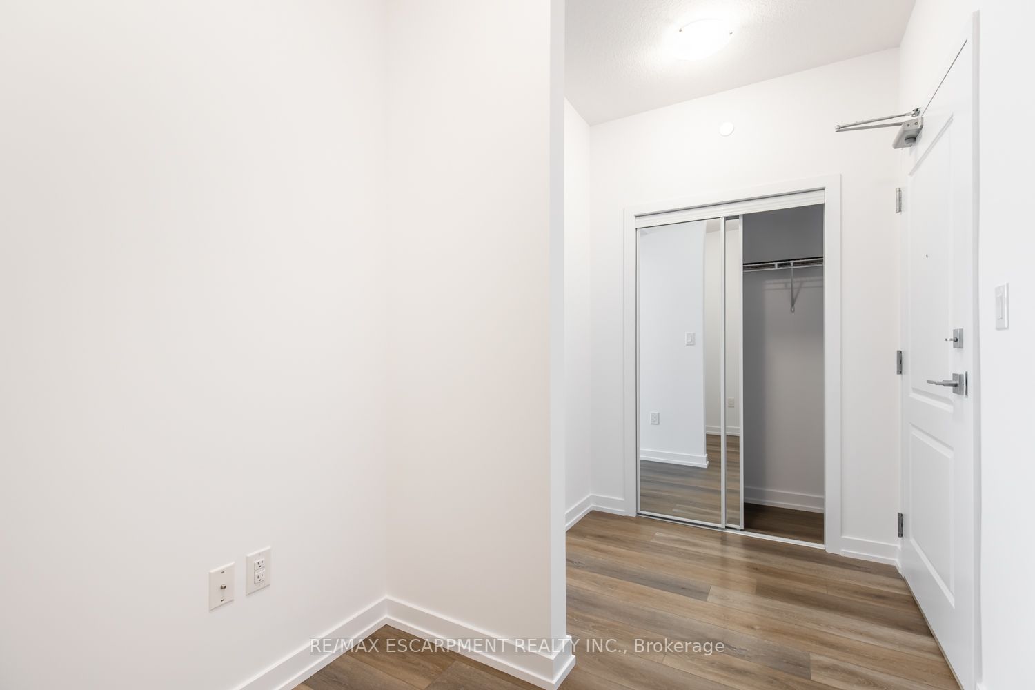 460 Dundas St, #811